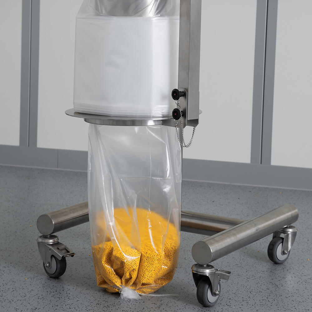 Image de produit montrant le processus de remplissage avec le Flecoliner dans un environnement de salle blanche.