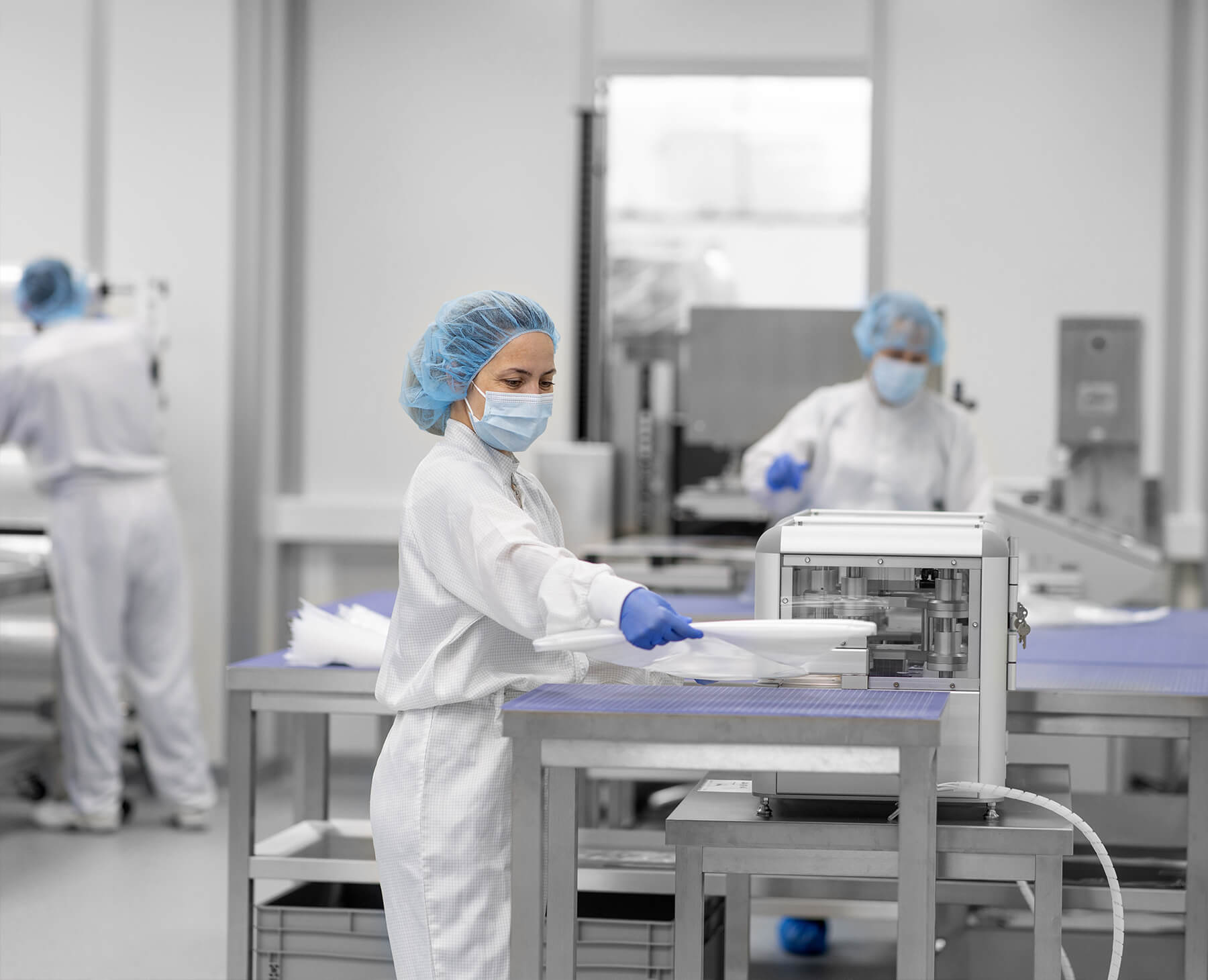 Funcionário do laboratório enrolando um filme